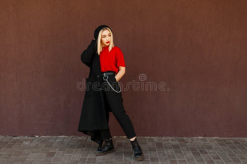 Bella ragazza alla moda in un berretto nero immagine stock libera da diritti Bella ragazza alla moda in un berretto nero immagine stock libera da diritti