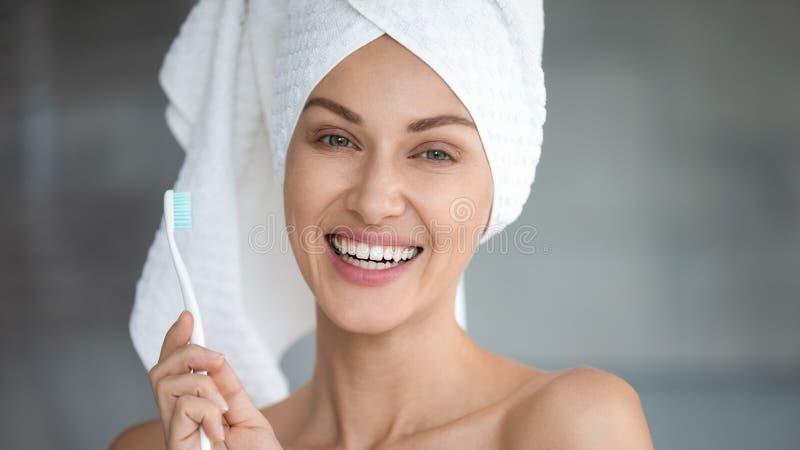 Bella ragazza allegra che mostra i denti bianchi perfetti. immagini stock libere da diritti