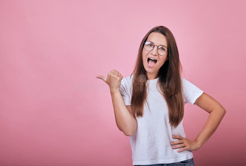 Bella ragazza attraente con bocca aperta e un occhio chiuso immagini stock libere da diritti Bella ragazza attraente con bocca aperta e un occhio chiuso immagini stock libere da diritti