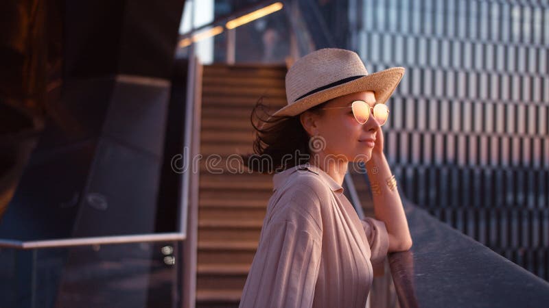 Bella ragazza in barca al tramonto fotografia stock