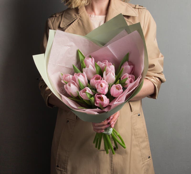 Bella ragazza bionda con i riccioli che tengono un mazzo fertile della ragazza bionda flowersbeautiful che tiene un mazzo fertile fotografie stock libere da diritti Bella ragazza bionda con i riccioli che tengono un mazzo fertile della ragazza bionda flowersbeautiful che tiene un mazzo fertile fotografie stock libere da diritti