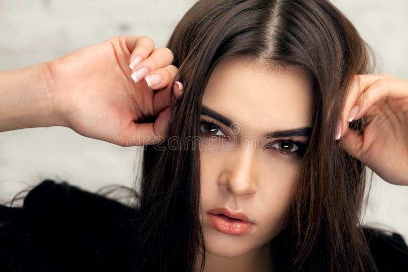Bella ragazza castana con la coda arricciata capelli fotografia stock libera da diritti Bella ragazza castana con la coda arricciata capelli fotografia stock libera da diritti