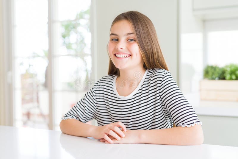 Bella ragazza che indossa una maglietta con un sorriso allegro e fresco sulla faccia fotografie stock libere da diritti