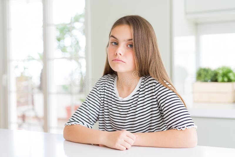 Bella ragazza che indossa una maglietta depressa e preoccupata per l'angoscia che piange furiosa e spaventata fotografia stock libera da diritti