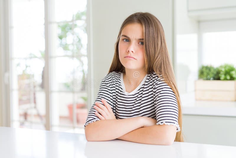 Bella ragazza che indossa una maglietta scettica e nervosa che disapprova l'espressione con le braccia incrociate fotografia stock libera da diritti