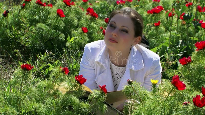 Bella ragazza che legge un libro