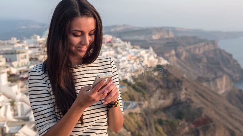 Bella ragazza che prende un selfie