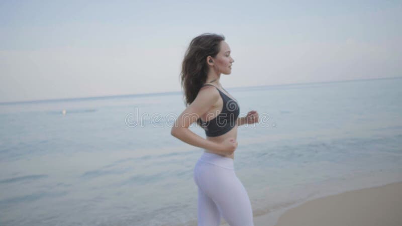 Bella ragazza che si esercita la mattina stock footage