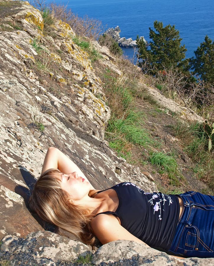 Bella ragazza che si trova sulla montagna immagini stock Bella ragazza che si trova sulla montagna immagini stock