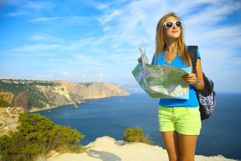 Bella ragazza che viaggia sulla costa della montagna immagini stock libere da diritti Bella ragazza che viaggia sulla costa della montagna immagini stock libere da diritti