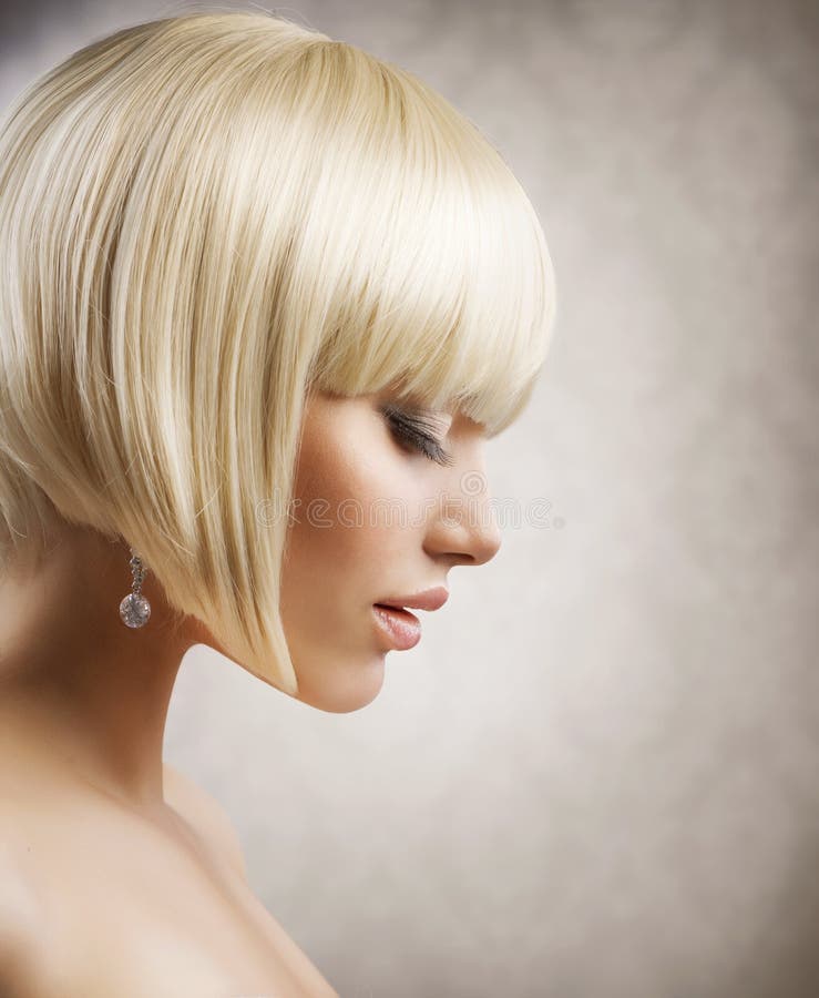 Bella ragazza con brevi capelli biondi fotografia stock libera da diritti Bella ragazza con brevi capelli biondi fotografia stock libera da diritti