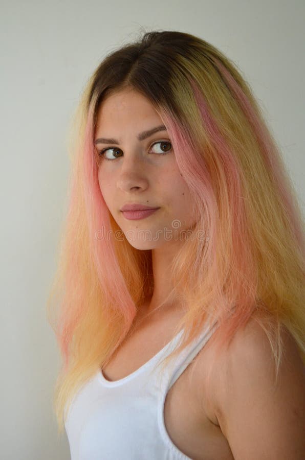 Bella ragazza con capelli lunghi leggeri, con le serrature rosa immagini stock libere da diritti Bella ragazza con capelli lunghi leggeri, con le serrature rosa immagini stock libere da diritti