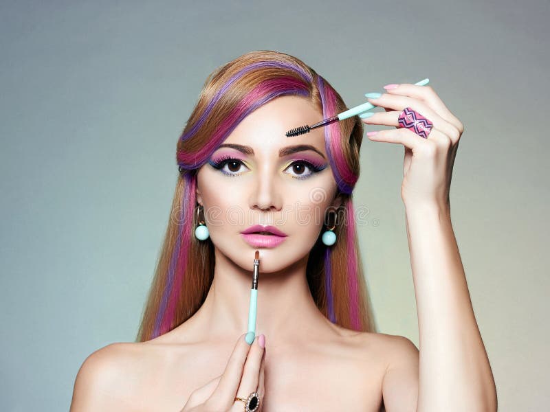 Stendere Il Trucco Biondo Della Donna