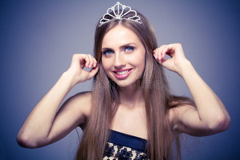 Bella ragazza con il diadem immagini stock libere da diritti Bella ragazza con il diadem immagini stock libere da diritti