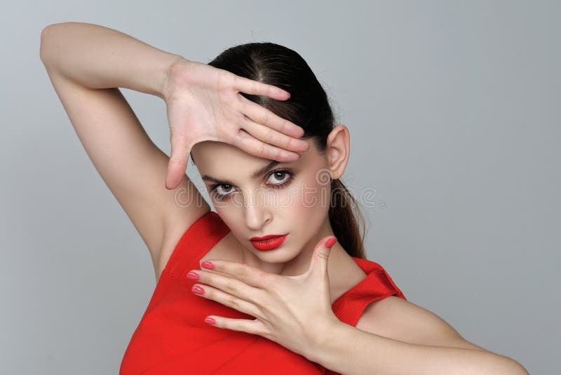 Bella ragazza con trucco di sera in un vestito rosso fotografia stock libera da diritti Bella ragazza con trucco di sera in un vestito rosso fotografia stock libera da diritti