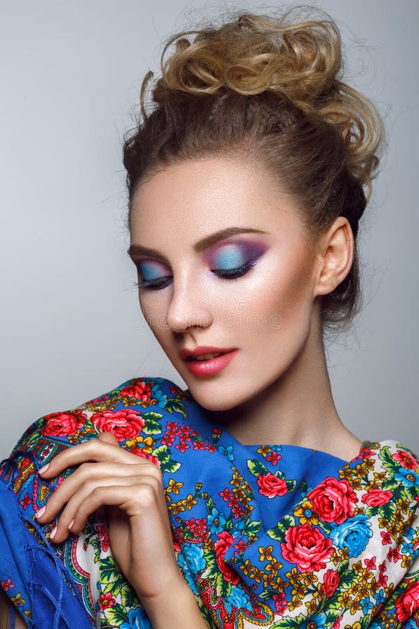 Bella ragazza con trucco luminoso in scialle russo fotografia stock Bella ragazza con trucco luminoso in scialle russo fotografia stock