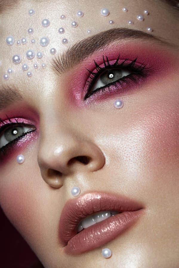 Bella ragazza con trucco perfetto di arte e le perle della perla Fronte di bellezza fotografia stock libera da diritti Bella ragazza con trucco perfetto di arte e le perle della perla Fronte di bellezza fotografia stock libera da diritti