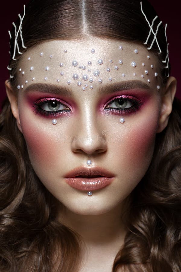 Bella ragazza con trucco perfetto di arte e le perle della perla Fronte di bellezza immagini stock Bella ragazza con trucco perfetto di arte e le perle della perla Fronte di bellezza immagini stock
