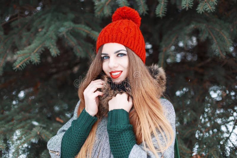Bella ragazza con un sorriso sveglio nei clo alla moda di inverno fotografie stock Bella ragazza con un sorriso sveglio nei clo alla moda di inverno fotografie stock