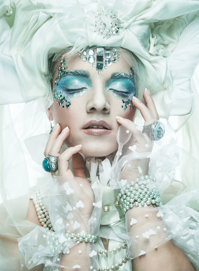 Bella ragazza con un trucco creativo brillante in costume da nuovo anno con gli occhi chiusi immagini stock