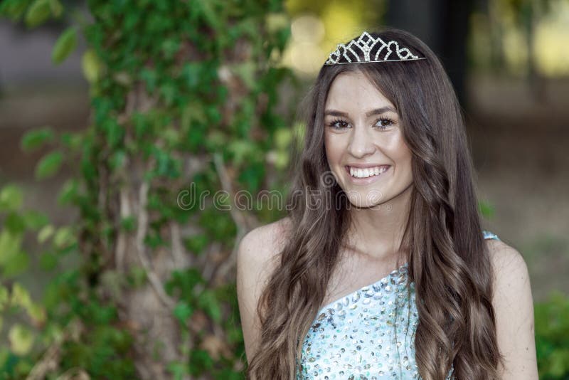 Bella ragazza con una corona sulla sua testa fotografia stock Bella ragazza con una corona sulla sua testa fotografia stock