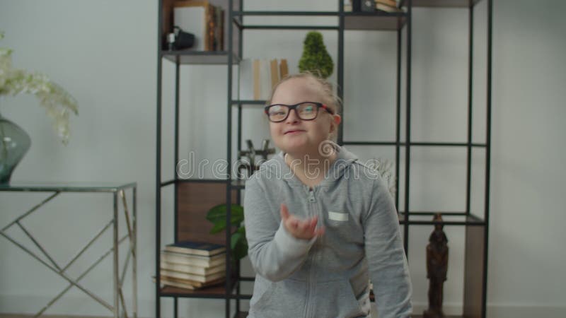 Bella ragazza con una disabilità intellettuale che bacia video d archivio