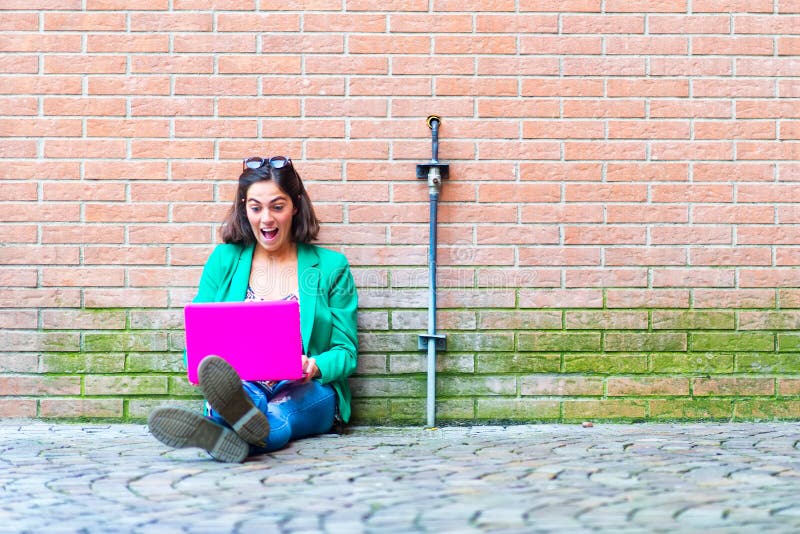 Bella ragazza del giovane studente che si siede sulla chiacchierata al suolo sul socia immagini stock Bella ragazza del giovane studente che si siede sulla chiacchierata al suolo sul socia immagini stock