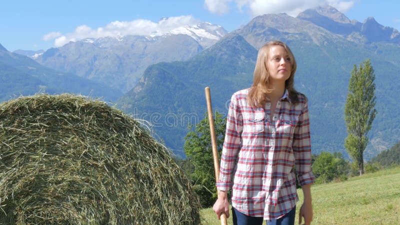 Bella ragazza dell'azienda agricola con la forca