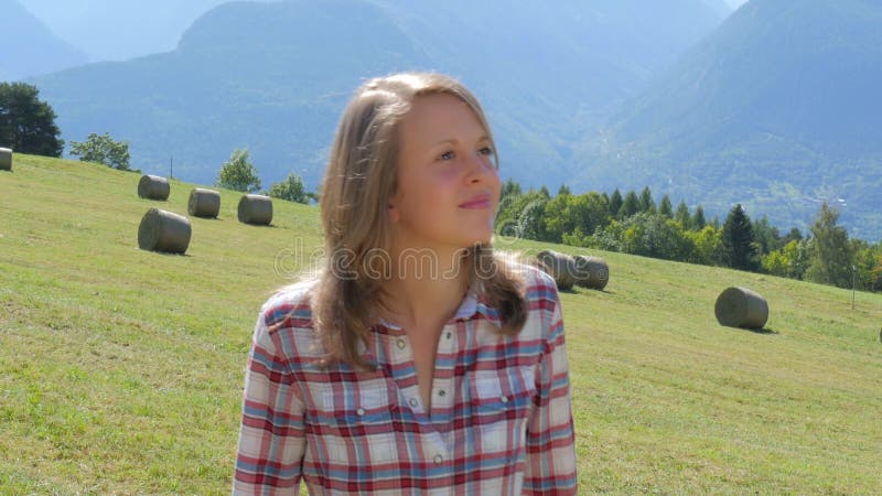 Bella ragazza dell'azienda agricola con la forca