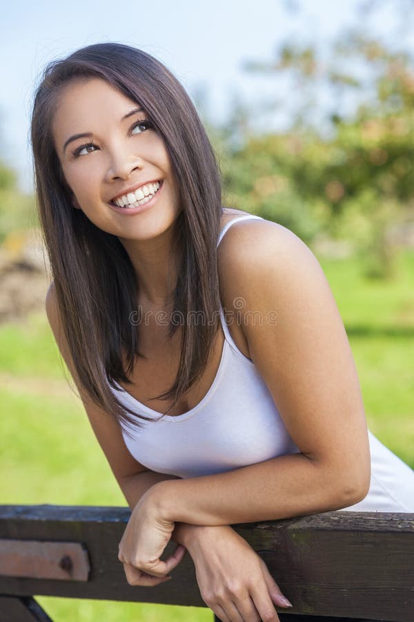 Bella ragazza euroasiatica asiatica che riposa sul recinto fotografia stock libera da diritti Bella ragazza euroasiatica asiatica che riposa sul recinto fotografia stock libera da diritti