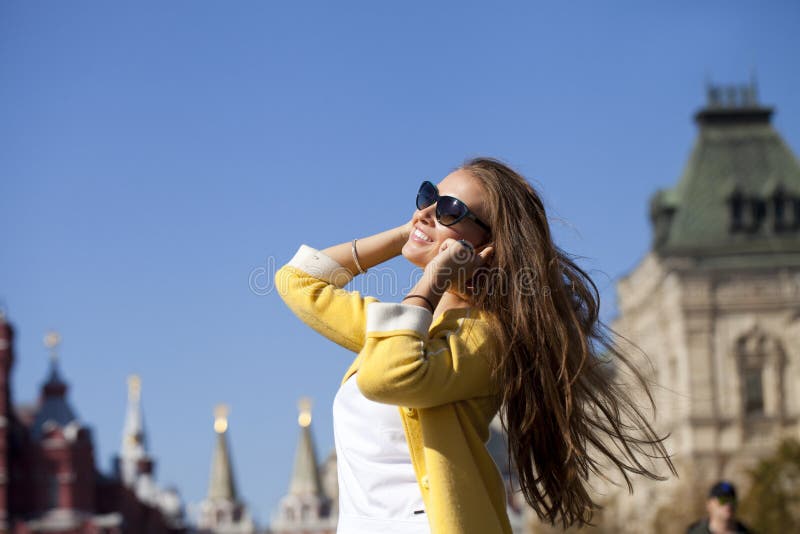Bella ragazza felice che chiama dal telefono immagini stock Bella ragazza felice che chiama dal telefono immagini stock