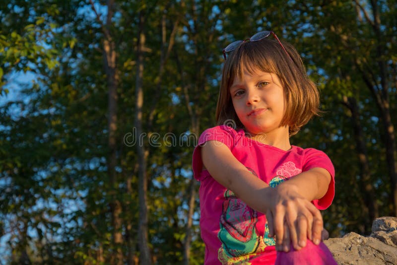 Bella ragazza in natura al tramonto immagini stock libere da diritti