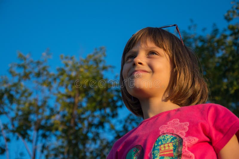 Bella ragazza in natura al tramonto immagine stock libera da diritti