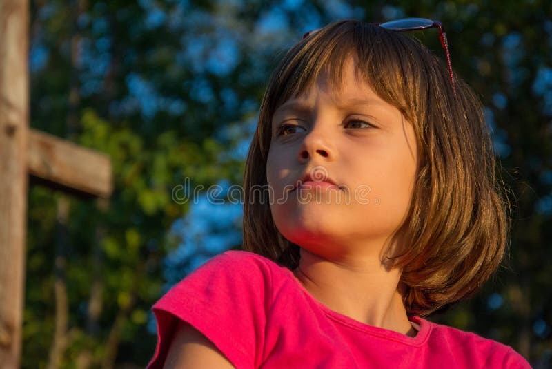Bella ragazza in natura al tramonto fotografie stock libere da diritti