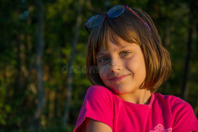 Bella ragazza in natura al tramonto immagine stock