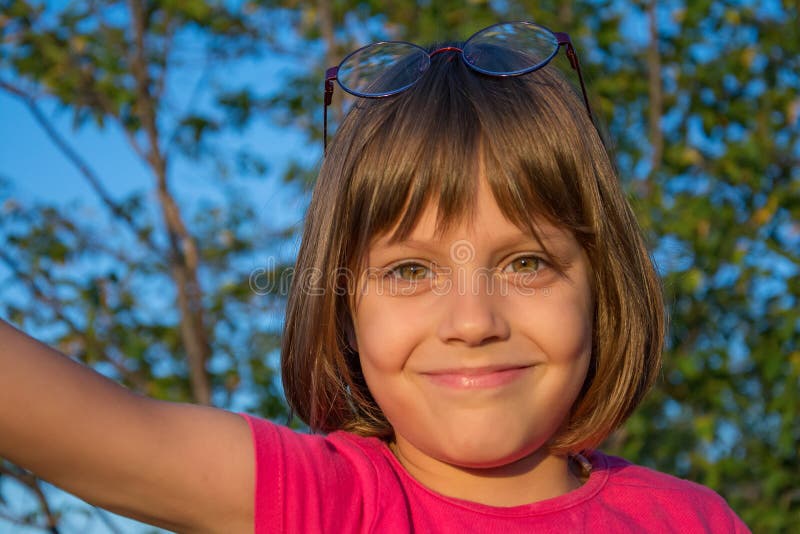 Bella ragazza in natura al tramonto fotografie stock libere da diritti