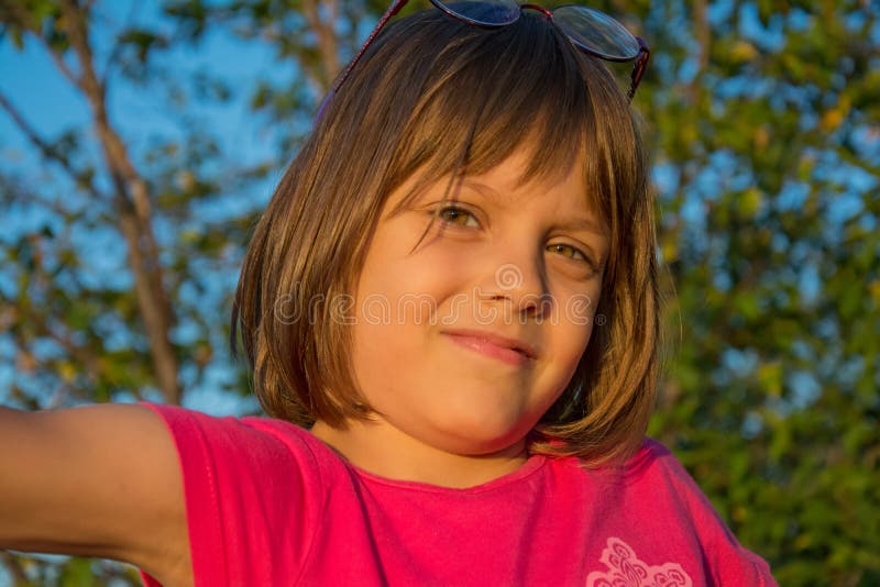 Bella ragazza in natura al tramonto immagine stock