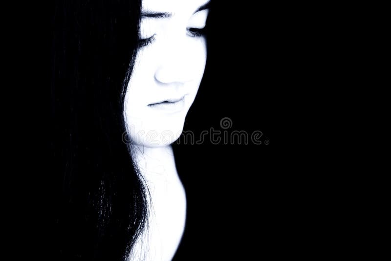 Bella ragazza nei toni blu contro il nero fotografia stock libera da diritti Bella ragazza nei toni blu contro il nero fotografia stock libera da diritti