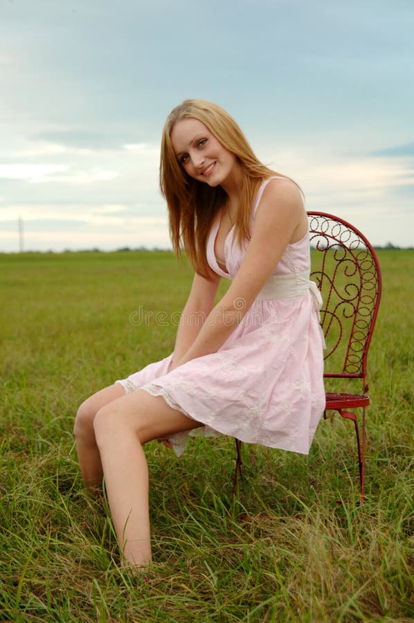 Bella ragazza in campagna fotografia stock libera da diritti