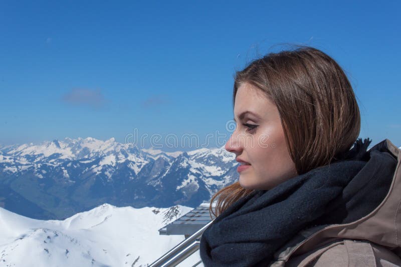 Bella ragazza nelle alte montagne svizzere Feste nelle montagne Benvenuto in Svizzera La gioia della gioventù immagini stock libere da diritti Bella ragazza nelle alte montagne svizzere Feste nelle montagne Benvenuto in Svizzera La gioia della gioventù immagini stock libere da diritti