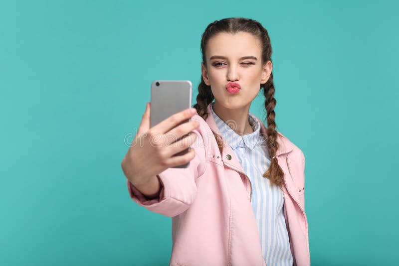 Bella ragazza nello stile dei pantaloni a vita bassa o casuale, acconciatura della treccia, st immagini stock libere da diritti Bella ragazza nello stile dei pantaloni a vita bassa o casuale, acconciatura della treccia, st immagini stock libere da diritti