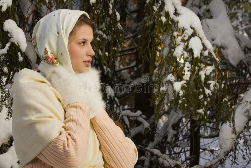 Bella Ragazza Russa Nella Foresta Di Inverno Fotografia Stock