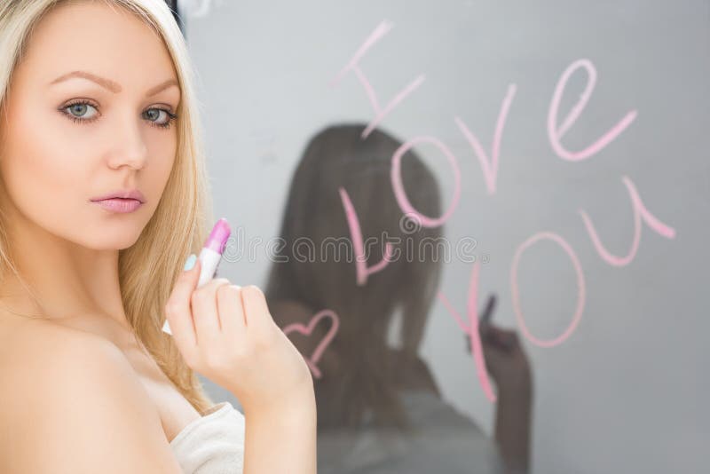Bella ragazza scritta su uno specchio in rossetto, I fotografia stock Bella ragazza scritta su uno specchio in rossetto, I fotografia stock