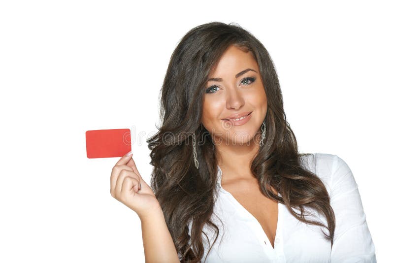 Bella ragazza sorridente che mostra cartellino rosso a disposizione fotografie stock Bella ragazza sorridente che mostra cartellino rosso a disposizione fotografie stock