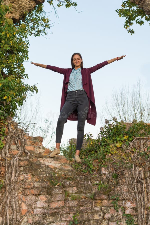 Bella ragazza su rovina fotografia stock libera da diritti