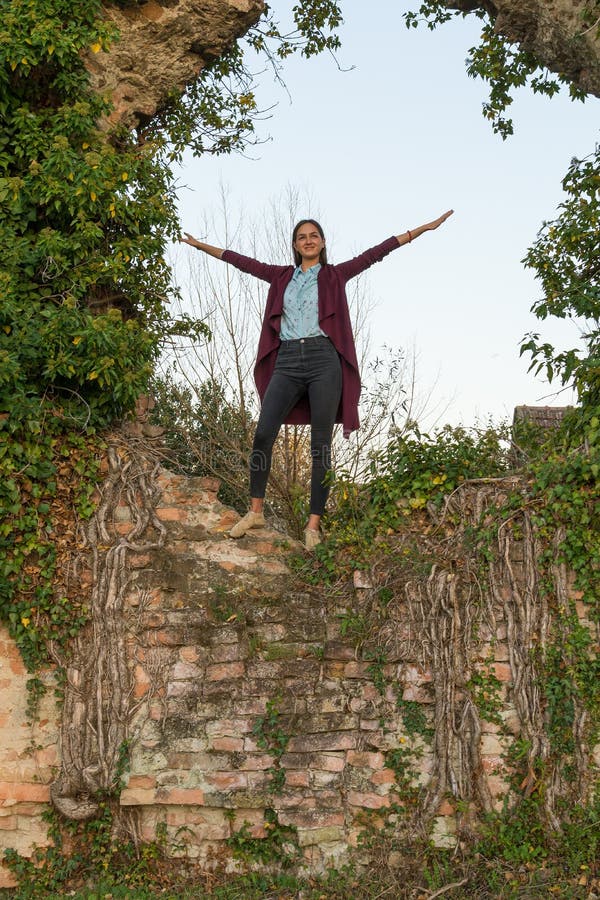 Bella ragazza su rovina fotografia stock libera da diritti