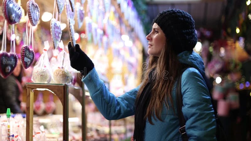 Bella ragazza sui mercati di Natale