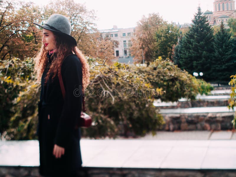 Bella ragazza in un cappotto fotografia stock libera da diritti