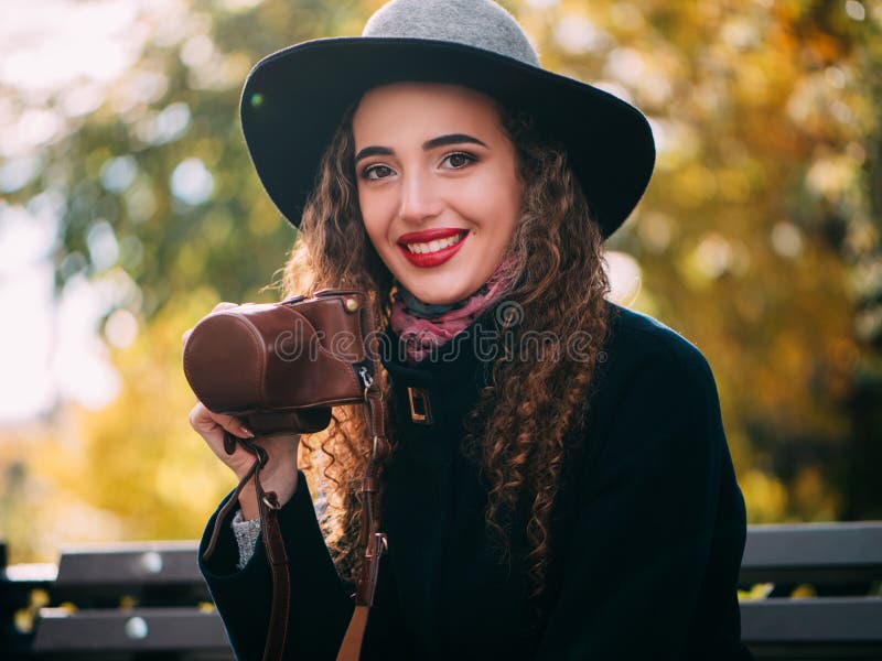 Bella ragazza in un cappotto immagine stock