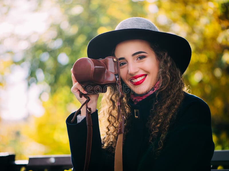 Bella ragazza in un cappotto fotografia stock libera da diritti